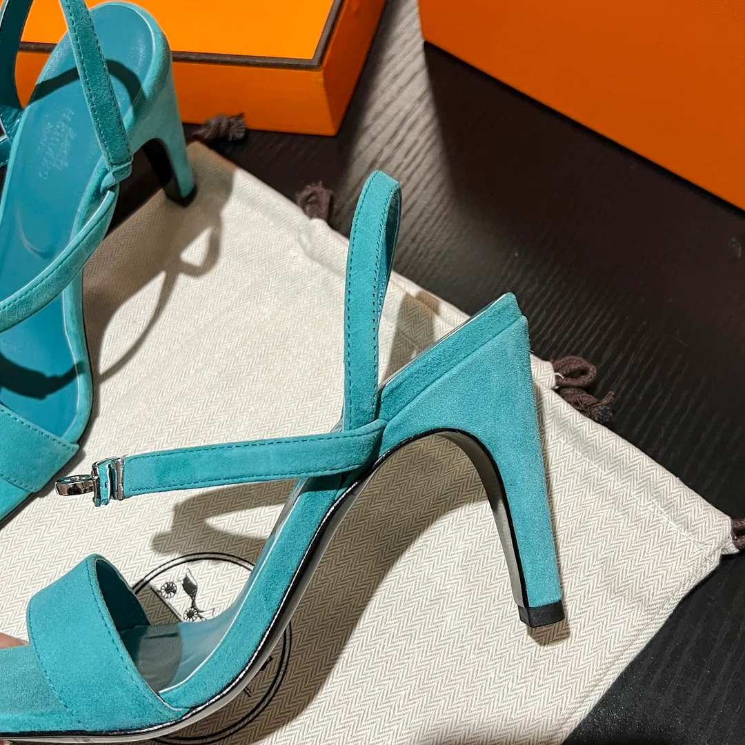 👟👟Ex-factory price 600👟👟 💋💋Continue the classics Hermes Classic H high-heeled sandals series————————Fashionable classic and versatile super comfortable It took half a year to disassemble the original version and develop it with craftsmanship and perfection in every detail Simple and smooth design to create a fashionable, classic and soft look 🥰🥰 Material: Original custom-made sheep suede, sheepskin lining for feet, Italian genuine leather outsole ▪️Heel height: 9cm ▪️SIZE: 34-42 (34.41 42 customized, non-returnable and non-exchangeable)